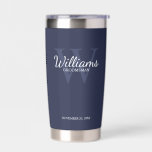 Gourde Isotherme Monogramme de script personnalisé et Groomsmen de<br><div class="desc">Ajoutez une touche personnelle à votre mariage avec un cadeau personnalisé pour les groomsmen. Ce design présente le nom personnalisé du marionnettiste en style de police de script classique blanc avec des détails mariages en style de police de serif classique blanc et monogramme en style de police de serif classique...</div>