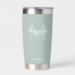 Gourde Isotherme Monogramme et nom de la servante d'accueil personn<br><div class="desc">Cadeaux de Bridesmaids personnalisées avec le nom de la femme de bridesmaid personnalisées en style de police de script classique blanc et monogramme en style de police de serif classique de sauge vert comme arrière - plan avec titre et date de mariage en style de police de serif classique blanc...</div>