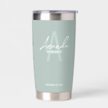 Gourde Isotherme Monogramme et nom d'une servante d'État moderne pe<br><div class="desc">Monogramme et cadeaux de nom de Bridesmaid moderne Ce design présente le nom de femme d'honneur personnalisé en blanc moderne écriture script style de police et monogramme en vert sage moderne sans serif style de police comme arrière - plan, avec des détails mariages en blanc moderne sans serif style de...</div>