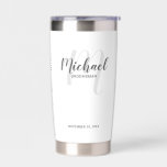 Gourde Isotherme Script moderne Nom du Groomsman personnalisé<br><div class="desc">Ajoutez une touche personnelle à votre mariage avec un cadeau de toiletteur personnalisé. Ce design présente le nom de toiletteur personnalisé en style de police de script moderne gris et monogramme en style de police de script moderne gris clair comme arrière - plan avec titre et date de mariage en...</div>