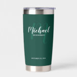 Gourde Isotherme Script moderne Nom du Groomsman personnalisé<br><div class="desc">Ajoutez une touche personnelle à votre mariage avec un cadeau de toiletteur personnalisé. Ce design présente le nom de marionnettiste personnalisé en blanc style de police de script moderne et monogramme en vert émeraude clair style de police de script moderne comme arrière - plan avec titre et date mariage en...</div>