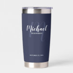 Gourde Isotherme Script moderne Nom du Groomsman personnalisé<br><div class="desc">Ajoutez une touche personnelle à votre mariage avec un cadeau de toiletteur personnalisé. Ce design présente le nom de marionnettiste personnalisé en blanc style de police de script moderne et monogramme en bleu marine clair style de police de script moderne comme arrière - plan avec titre et date de mariage...</div>