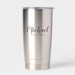 Gourde Isotherme Script moderne Salons personnalisés<br><div class="desc">Script moderne Groomsmen Personnalisé Tumbler avec le nom de toiletteur personnalisé en noir style de police script moderne avec titre et date mariage dans le style de police sans serif moderne. Aussi parfait pour Maid of Honor,  Flower Girl,  Mother of the Bride,  Best man et plus.</div>