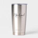 Gourde Isotherme Script moderne Salons personnalisés<br><div class="desc">Script moderne Groomsmen Personnalisé Tumbler avec le nom de toiletteur personnalisé en noir style de police script moderne avec titre et date mariage dans le style de police sans serif moderne. Aussi parfait pour Maid of Honor,  Flower Girl,  Mother of the Bride,  Best man et plus.</div>