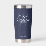 Gourde Isotherme Script Moderne Salons Personnalisés Tambour Isolé<br><div class="desc">Monogramme et cadeaux de nom minimaliste moderne Ce design comprend un nom personnalisé en blanc moderne écriture de script style de police et monogramme en bleu marine moderne sans serif style de police comme arrière - plan, avec des détails mariages en blanc moderne sans serif style de police sur arrière...</div>