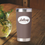 Gourde Isotherme Taupe Stylisé Mariage Nom du fabricant<br><div class="desc">Offrez votre toiletteur mariage avec ce tondeuse en acier inoxydable,  tendance et personnalisé,  avec son nom en écriture stylisée dans un design ovale blanc. Couleur et script Arrière - plan taupe. Personnalisez votre tondeuse thermique en éditant et en remplaçant le nom du toiletteur par le nom désiré.</div>