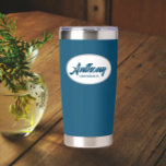 Gourde Isotherme Turquoise Blue Stylisé Mariage Nom du Groomsman<br><div class="desc">Offrez votre toiletteur mariage avec ce tondeuse en acier inoxydable, tendance et personnalisé, avec son nom en écriture stylisée dans un design ovale blanc. Arrière - plan et script est une couleur bleue turquoise. Personnalisez votre tondeuse thermique en éditant et en remplaçant le nom du toiletteur par le nom désiré....</div>