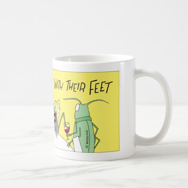 Goût de mouches avec leur tasse de café de pieds (Droite)