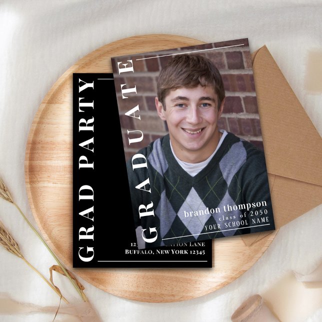 Graduate moderne minimaliste Modèle photo Bold (Simple black and white graduation photo announcement.)