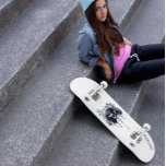 Graffiti grunge Skateboard avec nom pour ados<br><div class="desc">Grunge mais élégant, ce skateboard est idéal pour les ados qui aiment skateboard extérieur et être aussi chic. C'est un cadeau pour l'anniversaire ou toute autre occasion. Vous pouvez le customiser avec un nom ou tout autre nom comme "Flip it" ou "Peace". Contactez-moi si vous avez besoin de l'ajuster plus...</div>