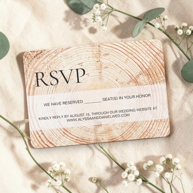 Grain de bois rustique RSVP sièges réservés (Custom RSVP wedding website with reserved seating line of text. Wood cut slice background..)