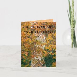 Grand clocher de l'église et feuilles d'automne vo