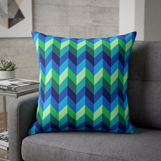 Grand Coussin Décoratif à Chevrons Ombrés Bleu Ver (Blue Green Ombre Chevrons Big Throw Pillow on a sofa in a modern style living room.)