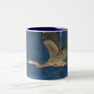 Grand Héron Bleu en vol Mug à café à deux tons