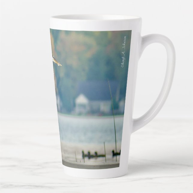 Grand héron bleu sur le quai Latte Mug (Droite)