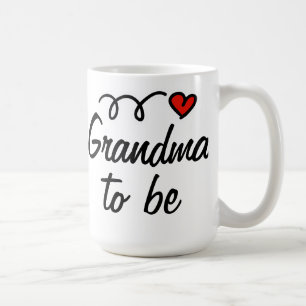 Grand-maman à être tasse avec le coeur