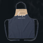 Grand-mère Challah est un tablier d'impression ent<br><div class="desc">Challah est l'amour rendu comestible. NAVY & TAN. Design de script moderne propre.Your Homemade Challah est une oeuvre d'art digne d'un cadre. Signer votre chef-d'oeuvre avec un florissant avec cette classe sous-élégante TOUTES PRINT APRON.. Coordonnées avec notre couverture Challah Dough correspondante que vous pouvez trouver ici : https://www.zazzle.com/collections/coordinated_apron_sets-119984004460509285 A PROPOS...</div>