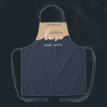 Grand-mère Challah est un tablier d'impression ent<br><div class="desc">Challah est l'amour rendu comestible. NAVY & TAN. Design de script moderne propre.Your Homemade Challah est une oeuvre d'art digne d'un cadre. Signer votre chef-d'oeuvre avec un florissant avec cette classe sous-élégante TOUTES PRINT APRON.. Coordonnées avec notre couverture Challah Dough correspondante que vous pouvez trouver ici : https://www.zazzle.com/collections/coordinated_apron_sets-119984004460509285 A PROPOS...</div>