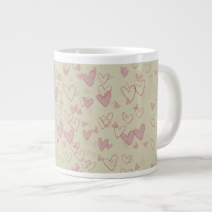 Grand mug beige avec beaucoup de cœurs.