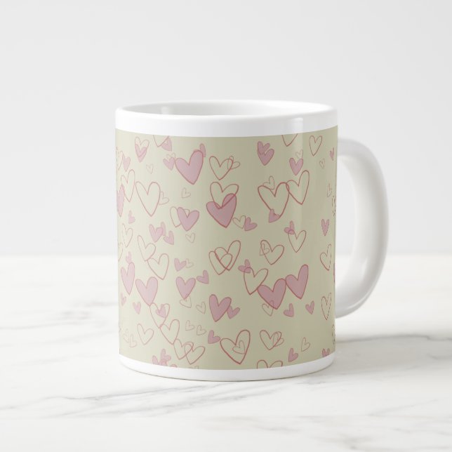 Grand mug beige avec beaucoup de cœurs. (Devant droit)