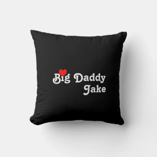 Grand papa avec oreiller de coeur rouge