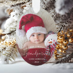 Grand-parents de 2 photos, premier Noël blanc Scri<br><div class="desc">Aidez-les à célébrer leur premier petit-enfant avec ce magnifique ornement moderne de gardiens. Le texte blanc dit "Notre premier Noël en tant que grands-parents", avec le mot "grands-parents" dans un élégant script d'écriture manuscrite avec des fioritures avant et après. L'envers offre de l'espace pour une deuxième photo de votre choix...</div>