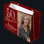 Grand Sac Cadeau 50 et fabuleux Elegant Red 50th Birthday Photo<br><div class="desc">50 et Fabulous Elegant Red 50th Birthday Photo Cadeau Sac. 50 et texte fabuleux en script tendance avec un nom sur un arrière - plan rouge. Personnalisez-le avec votre photo,  votre nom et votre âge. C'est un grand sac cadeau photo personnalisé pour l'anniversaire d'une femme.</div>