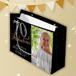 Grand Sac Cadeau 70 et fabuleux Elegant Black 70th Birthday Photo<br><div class="desc">70 et Fabulous Black Elegant 70th Birthday Photo Cadeau Sac. 70 et texte fabuleux en script tendance avec un nom sur un arrière - plan noir. Personnalisez-le avec votre photo,  nom et âge. C'est un grand sac cadeau photo personnalisé pour l'anniversaire d'une femme.</div>
