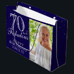 Grand Sac Cadeau 70 et fabuleux Elegant Blue 70th Birthday Photo<br><div class="desc">70 et Fabulous Elegant Blue 70th Birthday Photo Cadeau Sac. 70 et texte fabuleux en script tendance avec un nom sur un arrière - plan bleu. Personnalisez-le avec votre photo,  nom et âge. C'est un grand sac cadeau photo personnalisé pour l'anniversaire d'une femme.</div>
