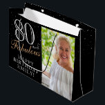 Grand Sac Cadeau 80 et fabuleux Elegant Black 80th Birthday Photo<br><div class="desc">80 et Fabulous Black Elegant 80th Birthday Photo Cadeau Sac. 80 et texte fabuleux en script tendance avec un nom sur un arrière - plan noir. Personnalisez-le avec votre photo,  nom et âge. C'est un grand sac cadeau photo personnalisé pour l'anniversaire d'une femme.</div>