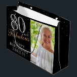 Grand Sac Cadeau 80 et fabuleux Elegant Black 80th Birthday Photo<br><div class="desc">80 et Fabulous Black Elegant 80th Birthday Photo Cadeau Sac. 80 et texte fabuleux en script tendance avec un nom sur un arrière - plan noir. Personnalisez-le avec votre photo,  nom et âge. C'est un grand sac cadeau photo personnalisé pour l'anniversaire d'une femme.</div>
