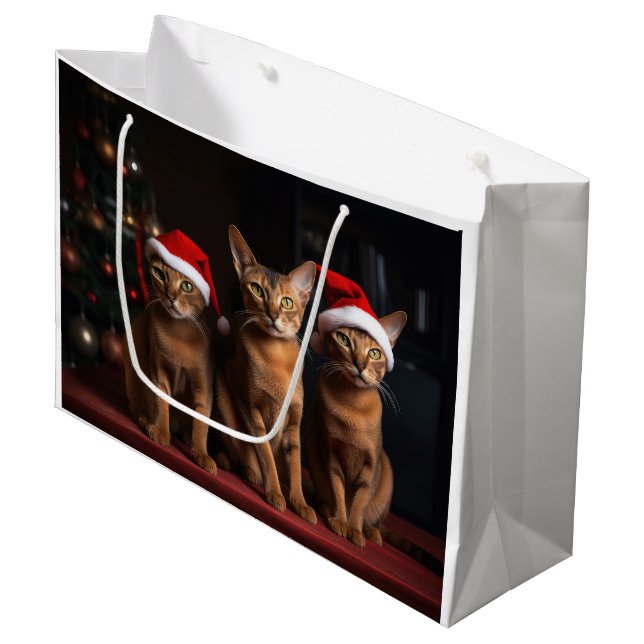 Grand Sac Cadeau Abyssinian près de la cheminée Noël (Devant Angle)