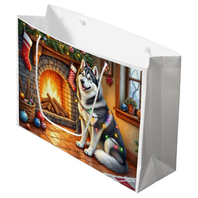 Grand Sac Cadeau Alaskan Malamute Fireplace with Christmas Lights (Devant Angle)
