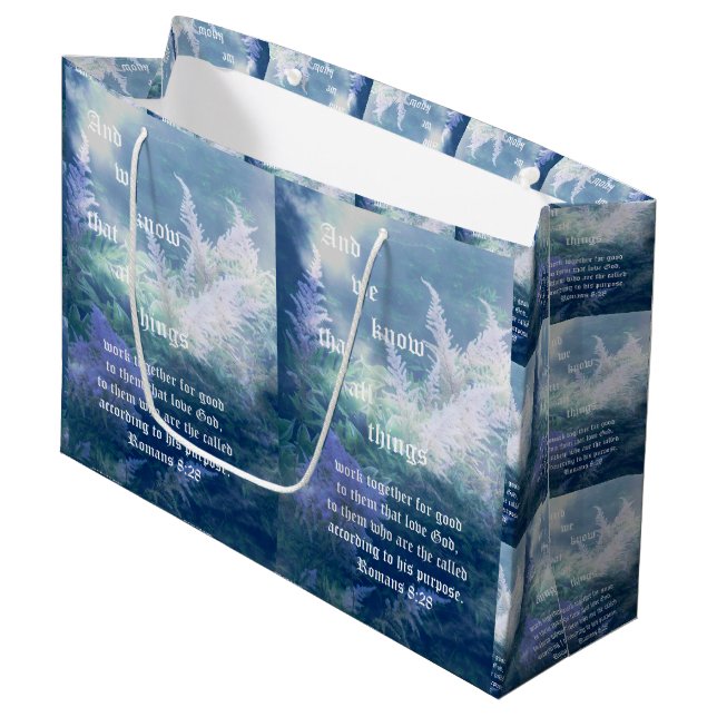 Grand Sac Cadeau Astilbe Blue Mist Romans 8:28 (Devant Angle)