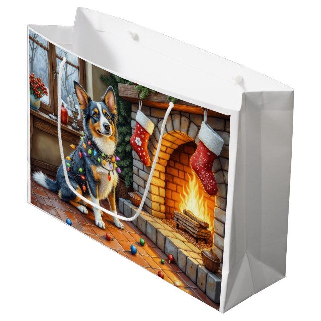 Grand Sac Cadeau Blue Heeler Fireplace with Christmas Lights (Devant Angle)