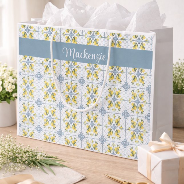 Grand Sac Cadeau Blue Tile French Country Lemon Name Monogram (Créateur téléchargé)