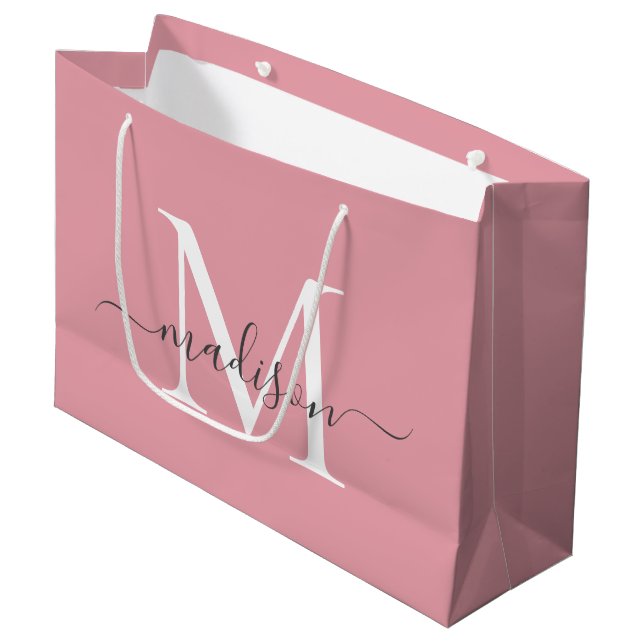 Grand Sac Cadeau Blush Rose Monogram Gris Élégant Nom en Script Fém (Devant Angle)