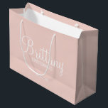 Grand Sac Cadeau Bridesmaitres modernes personnalisées<br><div class="desc">Cadeaux de Bridesmaids Personnalisés modernes avec le nom de la femme de bridesmaid personnalisée en blanc style de police de script moderne avec titre et date mariage dans le style de police sans serif moderne sur arrière - plan rose vif. Aussi parfait pour Maid of Honor, Flower Girl, Mother of...</div>