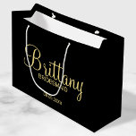 Grand Sac Cadeau Bridesmaitres personnalisées Black et Gold moderne<br><div class="desc">Cadeaux de demoiselles d'honneur personnalisées avec nom de femme d'honneur personnalisée en or style de police script moderne avec titre et date mariage en or style de police sans serif moderne sur arrière - plan noir. Aussi parfait pour Maid of Honor, Flower Girl, Mother of the Bride et plus. Remarque...</div>