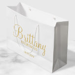 Grand Sac Cadeau Bridesmaitres personnalisées en blanc et or modern<br><div class="desc">Cadeaux de demoiselles d'honneur modernes blanc et or personnalisées avec nom de femme d'honneur personnalisée en or style de police script moderne avec titre et date mariage en or style de police sans serif moderne. Aussi parfait pour Maid of Honor, Flower Girl, Mother of the Bride et plus. Remarque :...</div>