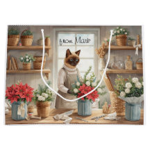Chat arrangeant des fleurs hivernales pour Noël 