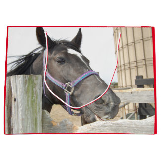 Grand Sac Cadeau Cheval mignon à mâcher sur une clôture