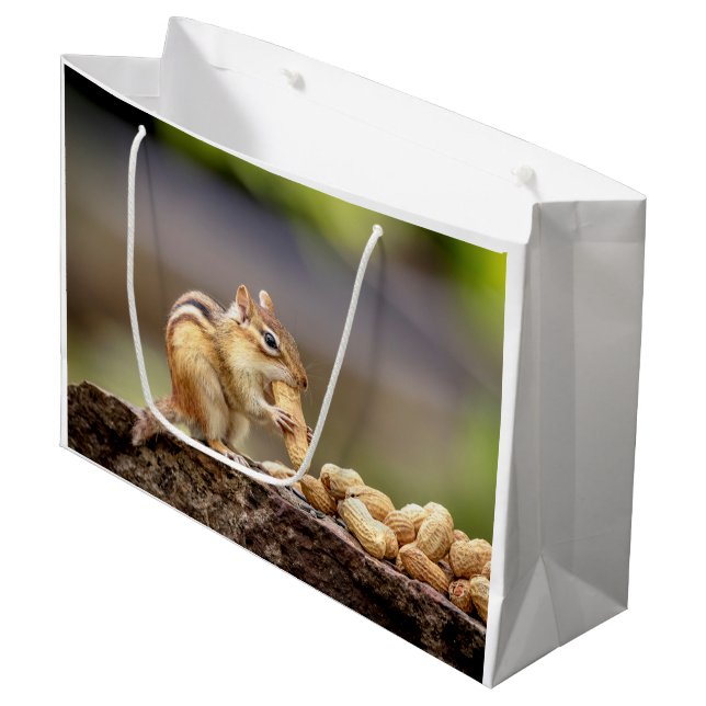 Grand Sac Cadeau Chipmunk mange une cacahuète (Devant Angle)