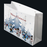 Grand Sac Cadeau Christmas Cute Snowman et Reindeer Band<br><div class="desc">Beaux sacs cadeaux de Noël pour votre cadeau donnant cette période de fêtes. Les sacs-cadeaux de Noël comportent un arrière - plan blanc avec un joli groupe de bonhomme de neige et de rennes qui joue devant les arbres bleus de Noël avec la neige qui tombe. Tous nos produits peuvent...</div>
