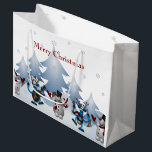 Grand Sac Cadeau Christmas Cute Snowman et Reindeer Band<br><div class="desc">Beaux sacs cadeaux de Noël pour votre cadeau donnant cette période de fêtes. Les sacs-cadeaux de Noël comportent un arrière - plan blanc avec un joli groupe de bonhomme de neige et de rennes qui joue devant les arbres bleus de Noël avec la neige qui tombe. Tous nos produits peuvent...</div>