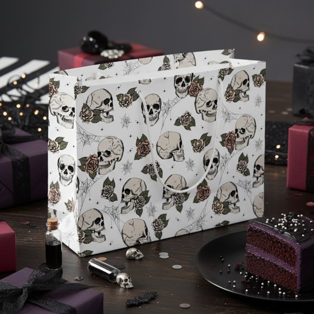 Grand Sac Cadeau Crânes gothiques noirs et blancs et Halloween Rose (White Gothic Floral Skull Gift Bags. Vintage Hand Drawn Skulls Roses in Black. Halloween or Birthday)