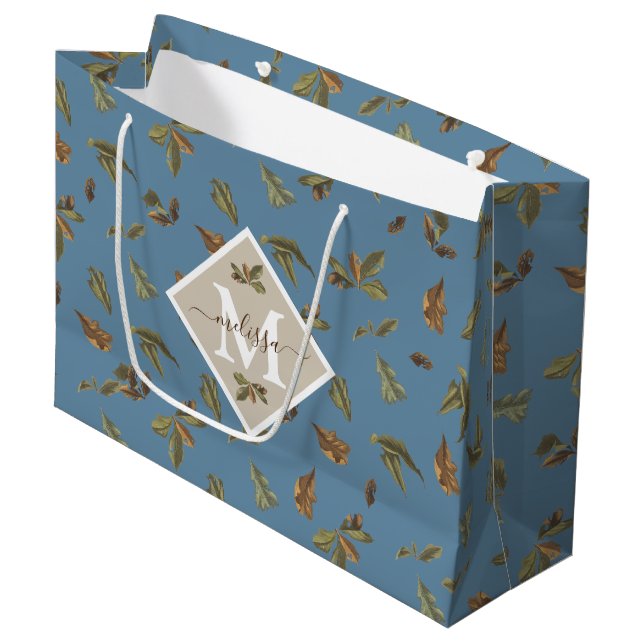 Grand Sac Cadeau Dusty Blue Rustic Feuilles Brown Monogramme (Devant Angle)