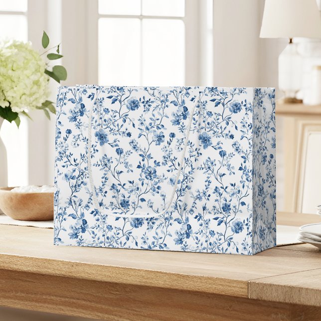 Grand Sac Cadeau Elegant Blue & White Floral Toile Botanical (Elegant blue toile pattern large gift bag - a timeless classic that's perfect for gifting!)