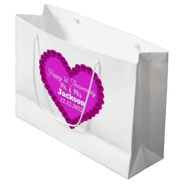 Grand Sac Cadeau Elégant Coeur Blanc & Rose Joyeux 1er Anniversaire (Devant Angle)