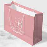 Grand Sac Cadeau Élégante femme de chambre personnalisée rose-blanc<br><div class="desc">Elégant Blush Pink Personnalisé Bridesmaid Cadeaux avec monogramme personnalisé en blanc élégant style de police calligraphie avec nom et titre de bridesmaid en blanc classique serif style de police sur arrière - plan rose vif. Aussi parfait pour Maid of Honor,  Flower Girl,  Mother of the Bride et plus.</div>